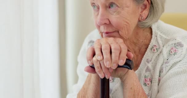 Senior Vrouw Denken Stok Thuisbank Geheugen Herinneren Ontspannen Pensionering Ernstige — Stockvideo