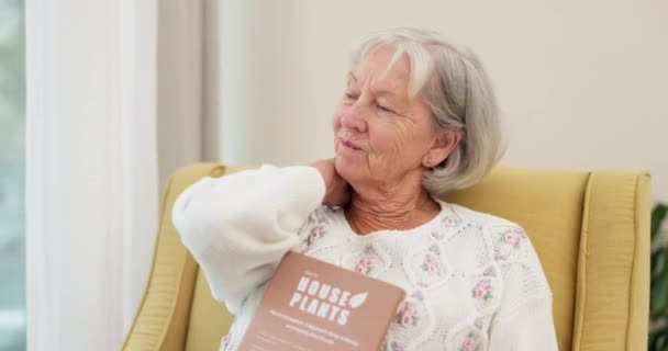 颈部疼痛 焦虑和老年妇女在阅读时出现关节炎 骨质疏松症或姿势问题 纤维肌痛 骨关节炎或精神紧张的客厅中的关节 外伤和老年女性 — 图库视频影像