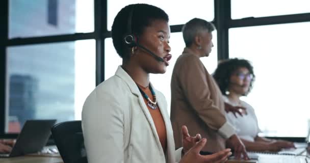 Call Центр Консультации Разговор Чернокожей Женщиной Офисе Общения Свяжитесь Нами — стоковое видео