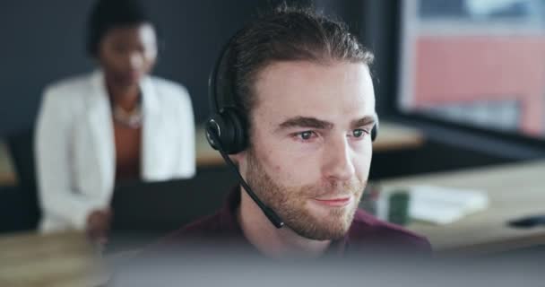Çağrı Merkezi Kulaklık Çalışma Masasında Destek Destek Için Konuşan Bir — Stok video