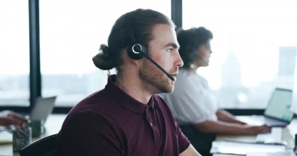 Centro Llamadas Servicio Cliente Hombre Hablando Con Auriculares Una Oficina — Vídeo de stock