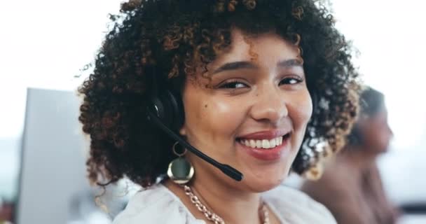呼叫中心 麦克风和一个女人的脸 带着微笑在办公室里的克林姆和支持 女性销售顾问的肖像或与我们的客户服务代理 电话营销或服务台联系 — 图库视频影像