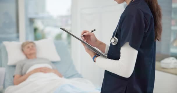 Lista Verificación Hospital Cama Con Enfermero Escribiendo Información Salud Historias — Vídeo de stock