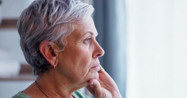 Senior Kvinna Tänker Och Ledsen Hemmet Med Depression Ångest Och — Stockvideo