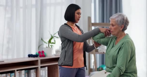 Hilfe Stretching Und Physiotherapie Für Ältere Patienten Mit Einer Frau — Stockvideo