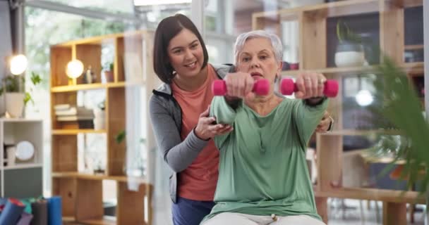 Asistență Medicală Gantere Femeie Vârstă Într Clinică Fizioterapie Pentru Reabilitare — Videoclip de stoc