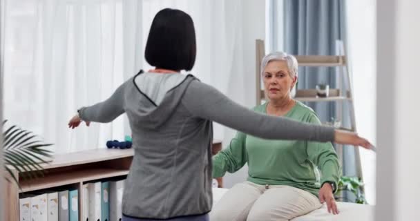 理疗和与妇女一起接受理疗或康复的老年病人 由物理治疗师为退休长者提供肌肉运动 运动或健康护理服务 — 图库视频影像