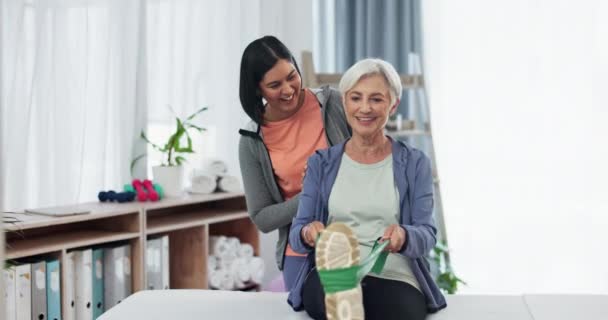 Fisioterapia Consulta Estiramiento Con Anciana Banda Para Evaluación Soporte Fisioterapia — Vídeos de Stock