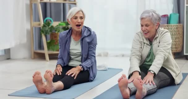 Oude Vrouwen Vrienden Yoga Stretching High Five Met Prestatie Geluk — Stockvideo