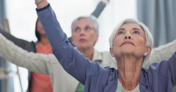 Старые Женщины Друзья Йога Медитация Оздоровление Памятованием Дзен Молитва Позируют — стоковое видео