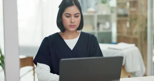 Laptop Ιατρική Και Γυναικεία Νοσοκόμα Στο Γραφείο Της Που Κάνουν — Αρχείο Βίντεο