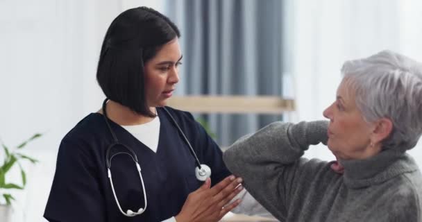 Médecine Soutien Consultation Avec Infirmière Vieille Femme Pour Physiothérapie Aide — Video