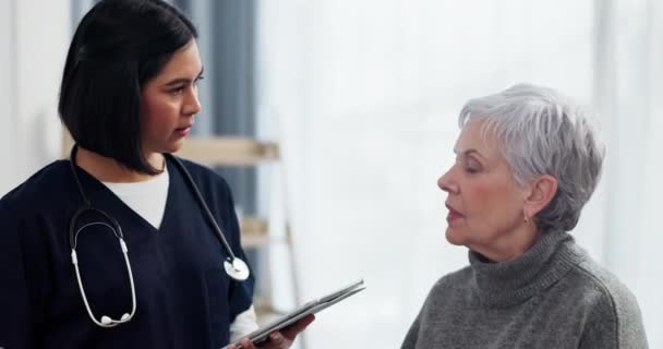 Médico Tableta Consultoría Con Enfermera Anciana Para Fisioterapia Ayuda Lista — Vídeos de Stock
