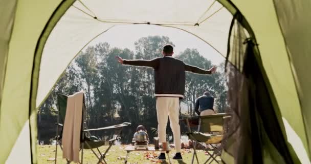 Natuur Camping Tent Man Stretching Ontspannen Kamperen Natuurbos Outdoor Bossen — Stockvideo