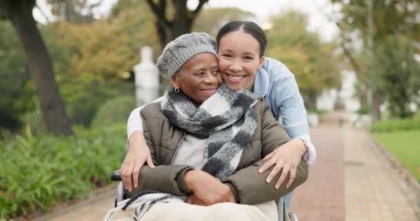 抱一下 和老太婆一起坐在轮椅上 享受退休 老年护理和理疗 医疗和保健 包括自然病人和照顾者的画像 供康复之用 — 图库视频影像