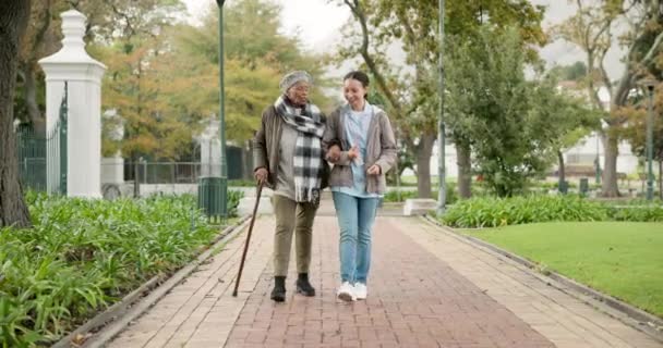 Βοήθεια Ζαχαροκάλαμο Και Νοσοκόμα Ηλικιωμένη Γυναίκα Στο Πάρκο Για Χαλάρωση — Αρχείο Βίντεο