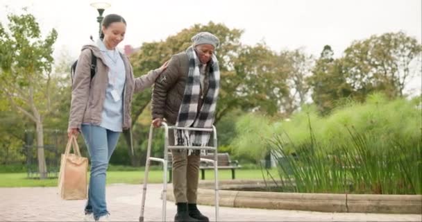 Νοσοκόμα Υποστήριξη Και Περιπατητής Ηλικιωμένη Γυναίκα Στο Πάρκο Για Βοήθεια — Αρχείο Βίντεο