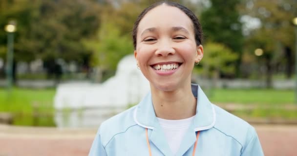 Professionell Sjuksköterska Kvinna Utomhus Och Ansikte Med Leende Ung Och — Stockvideo