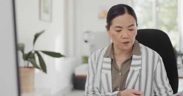 セミナー プレゼンテーション コンサルティングのためのオフィスのビジネス女性とのビデオ通話 オンライン会議 コンピュータ チャットとスピーカーのためのアジアの従業員とのコーチング ウェビナー 仮想会議 — ストック動画