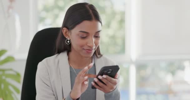Vrouw Smartphone Enthousiast Kantoor Met Sms Online Date Romantische Webchat — Stockvideo
