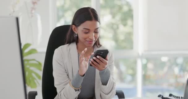 Жінка Телефон Схвильована Офісі Смс Онлайн Побачення Або Романтичний Веб — стокове відео