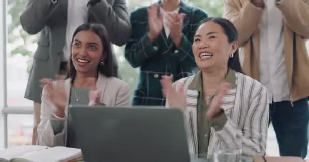 商界女性 兴奋的团队和掌声在一起 手艺和成就的成功 在会议活动中 多样性 人群和快乐的人鼓掌庆祝研讨会 演讲和颁奖 — 图库视频影像