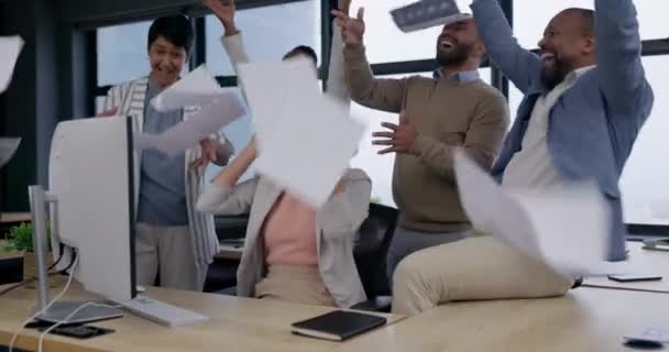 商界人士 把纸和掌声都扔到公司办公室里 用电脑庆祝 有团队精神的拍手 获胜者和快乐团体 以提升 达到目标或达到目标 — 图库视频影像