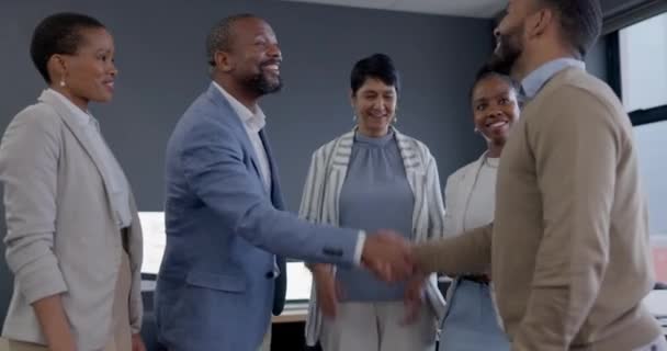 商界人士 握手和掌声为交易 伙伴关系和祝贺合作 有B2B协议 收购或团队合作成功的握手 快乐团体 — 图库视频影像