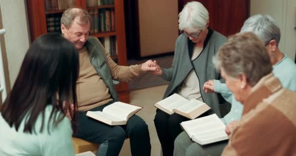 Bidden Aanbidden Hand Hand Houden Met Mensen Bijbelstudie Voor Ondersteuning — Stockvideo