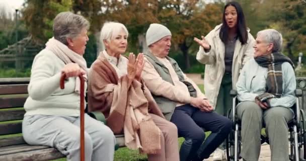 Vrienden Gepensioneerden Senioren Het Park Voor Hechting Conversatie Kwaliteitstijd Samen — Stockvideo