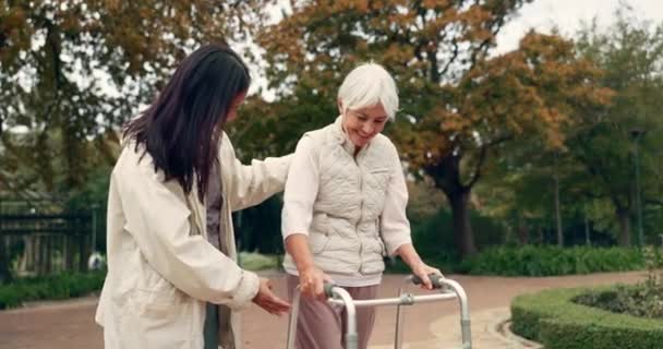 Park Wandelaar Vrouw Helpen Senior Lopen Als Ondersteuning Vertrouwen Zorg — Stockvideo