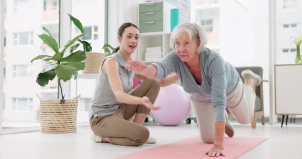 Fysiotherapie Trainer Yoga Voor Senioren Met Ondersteuning Studio Voor Training — Stockvideo