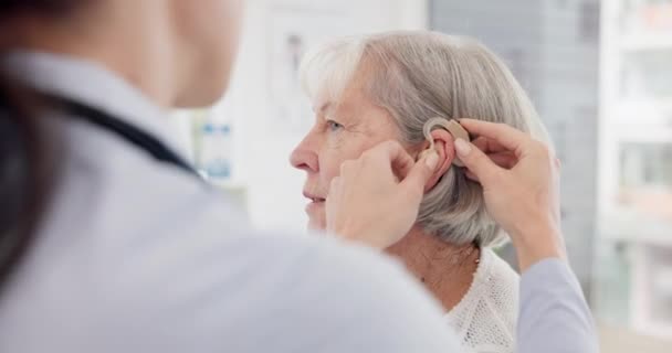 Διαβούλευση Γιατρός Και Βοήθημα Ακοής Για Ηλικιωμένη Γυναίκα Στην Κλινική — Αρχείο Βίντεο