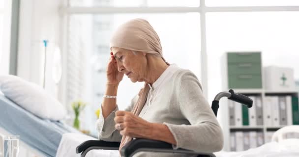 Depressione Cancro Donna Anziana Arrabbiata Ospedale Sedia Rotelle Frustrato Dopo — Video Stock