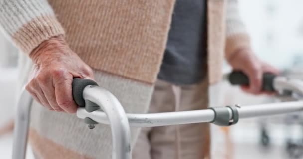 在行动能力和稳定性诊所 有残疾的手 步行者和老年人正在康复或复原 在疗养院与一名老年病人进行保健 医疗和理疗 — 图库视频影像