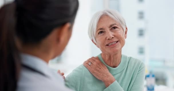 Консультации Боли Плече Лечение Врачом Пожилой Женщиной Физиотерапии Советы Травмы — стоковое видео