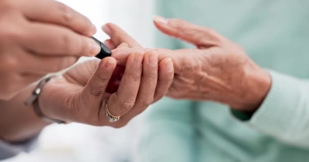 糖尿病和一个医生与病人和医疗检查的工具用手指刺 用血样进行糖类或葡萄糖检查的人员和机器的衣物 服务和护士 — 图库视频影像