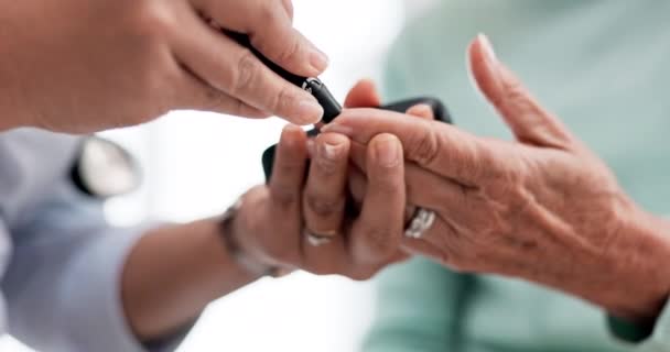 糖尿病测试和一个医生与一个病人进行医疗检查的手指刺 用血样进行糖类或葡萄糖检查的人员和机器的衣物 服务和护士 — 图库视频影像