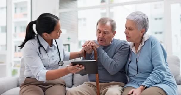 Sağlık Hizmetleri Doktor Tableti Yaşlı Bir Çift Bakıcı Desteğiyle Huzurevinde — Stok video