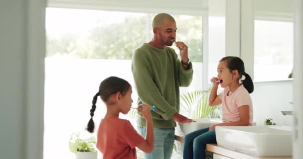 Πατέρας Βουρτσίζει Δόντια Του Παιδιά Του Στο Μπάνιο Του Σύγχρονου — Αρχείο Βίντεο