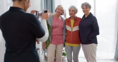 Kıdemli arkadaşlar, antremandan sonra evde antreman, spor ya da spor salonunda fotoğraf ve telefon. Sağlıklı vücut, sağlık ve emeklilik eğitiminden sonra mutlu insanları bir araya getiren yaşlı kadınlar, grup ve fotoğrafçılık.