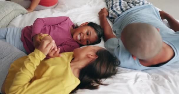 Schlafzimmer Bindung Und Glückliche Familienliebe Entspannte Kinder Und Eine Qualitativ — Stockvideo