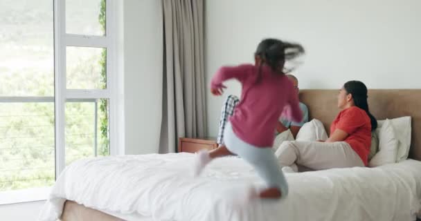 Sypialnia Podekscytowane Dzieci Relaks Szczęśliwa Rodzina Nawiązywanie Więzi Cieszyć Się — Wideo stockowe