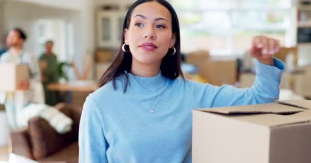Γυναίκα Μετακινώντας Ένα Κουτί Και Σκέψη Για Νέο Σπίτι Σπίτι — Αρχείο Βίντεο