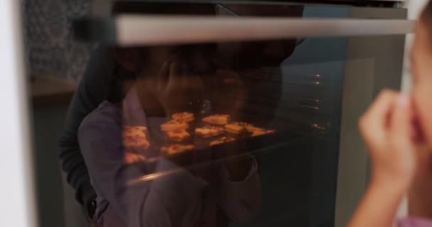 Cozinha Janela Forno Assar Criança Assistir Biscoito Lanche Biscoitos Aquecimento — Vídeo de Stock