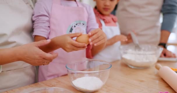 鸡蛋和手的孩子烘焙甜点 食物或准备配方 小麦粉或配料的早午餐 特写碗和幼儿学习家庭烹饪技巧 结合和帮助父母 — 图库视频影像
