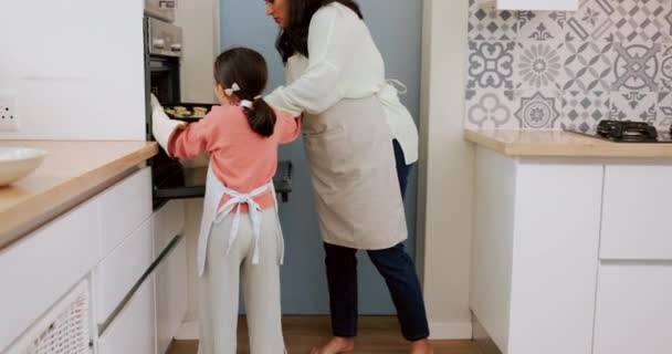 烤箱和烘焙家庭的孩子 母亲或人们把饼干盘 饼干或食物作为早餐 午餐或甜点 家庭学习支持 儿童发展和厨师妈妈教女孩做饭 — 图库视频影像