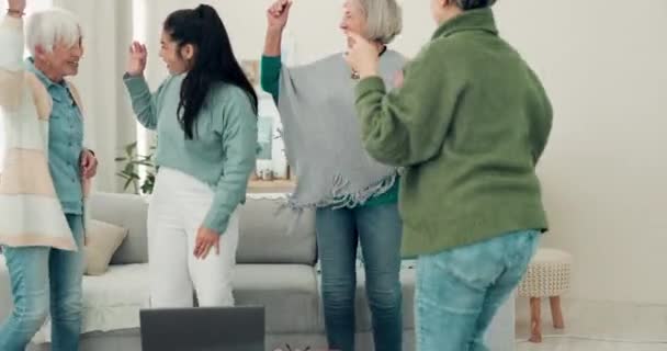 Танці Ять Старших Жінок Медсестрою Вітальні Свого Пенсійного Дому Разом — стокове відео