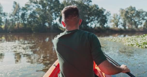 Кейак Озеро Вид Ззаду Людини Пригоди Щоб Дослідити Воду Веслуючи — стокове відео