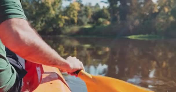 Каяк Река Крупный План Человека Приключение Исследовать Воду Греблей Время — стоковое видео
